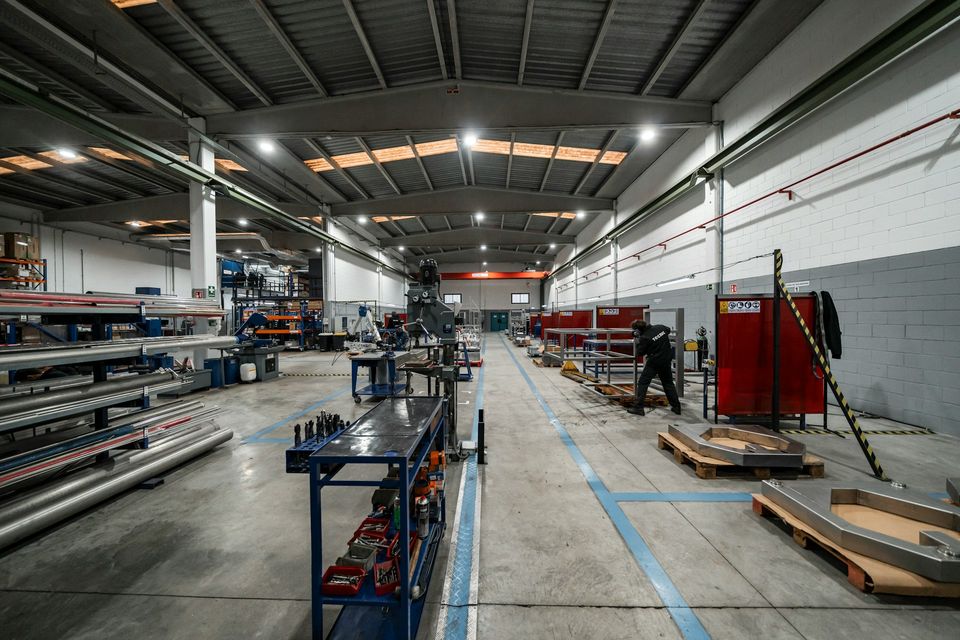 Interior de una planta industrial con equipos de proceso y operarios