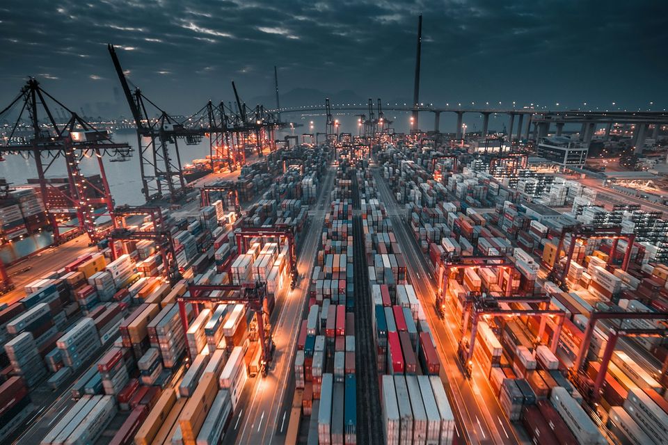 Terminal portuario con grúas y contenedores